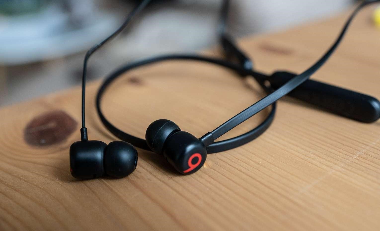 مقایسه هندزفری Beats Solo Buds و Beats Flex