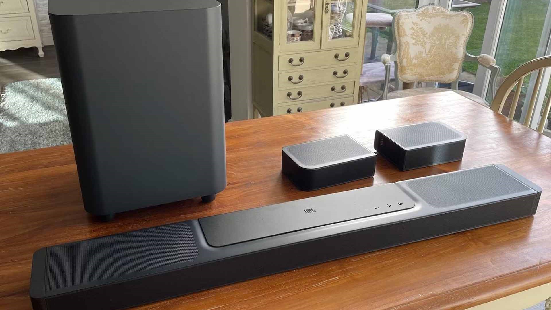 مقایسه ساندبار JBL Bar 1300 با بنگ اند آلفسن BEOSOUND STAGE