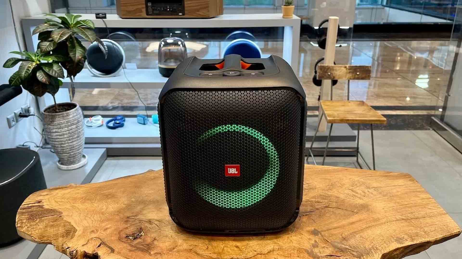 مقایسه اسپیکر JBL Partybox Encore Essential با انکر Rave Neo 2